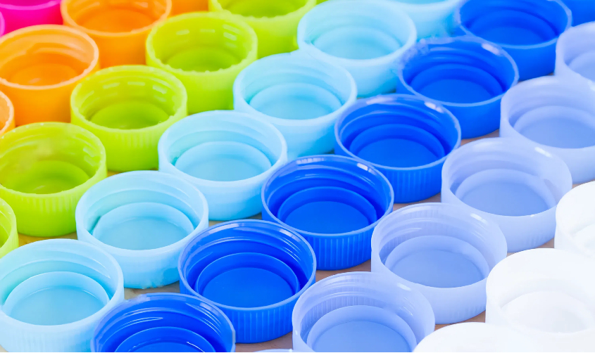 Mga takip na bote ng plastik